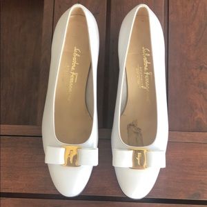 Salvatore Ferragamo white Vara bow flats 8B